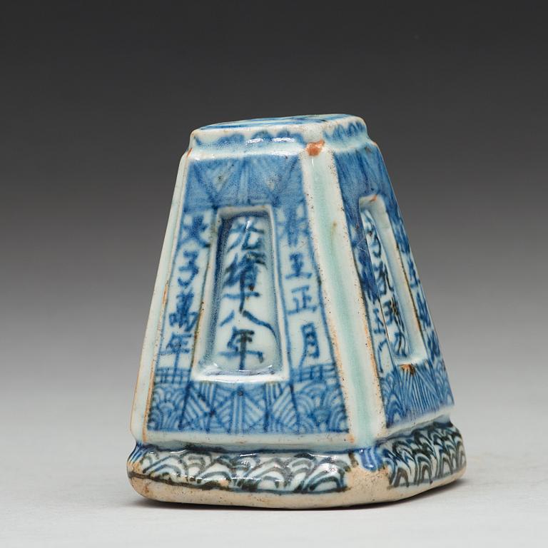 A blue and white joss stick holder, Qingdynasty, 19th Century.