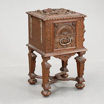 BARSKÅP/SCHATULL PÅ BEN, renässansstil, sent 1800-tal.