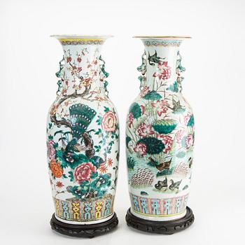 A pair of famille rose vases, late Qing dynasty, circa 1900.