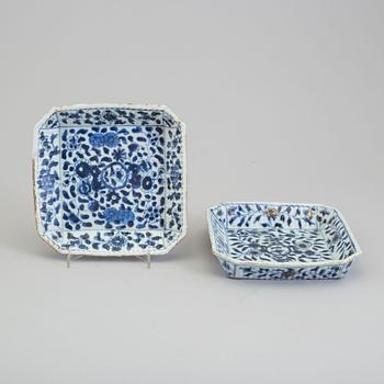 A pair of blue and white dishes, Qing dynasty, Kangxi (1662-1722).