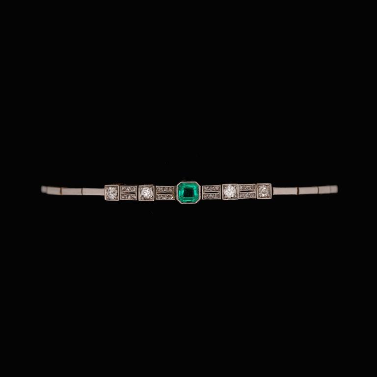 ARMBAND, smaragdslipad smaragd, gammal- och rosenslipade diamanter, tot. ca 0.50 ct. 1930-tal.