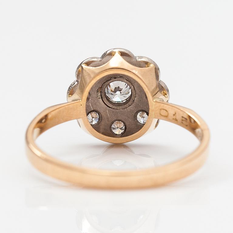 An 18K gold ring with diamonds ca. 0.35 ct in total. Kultakeskus, Hämeenlinna 1992.