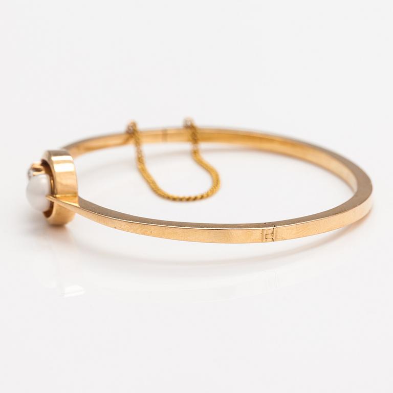 Otto Roland Mellin, An 18K gold bracelet with a cultured pearl and old-cut diamonds ca. 0.48 ct in total. Helsinki 1897.