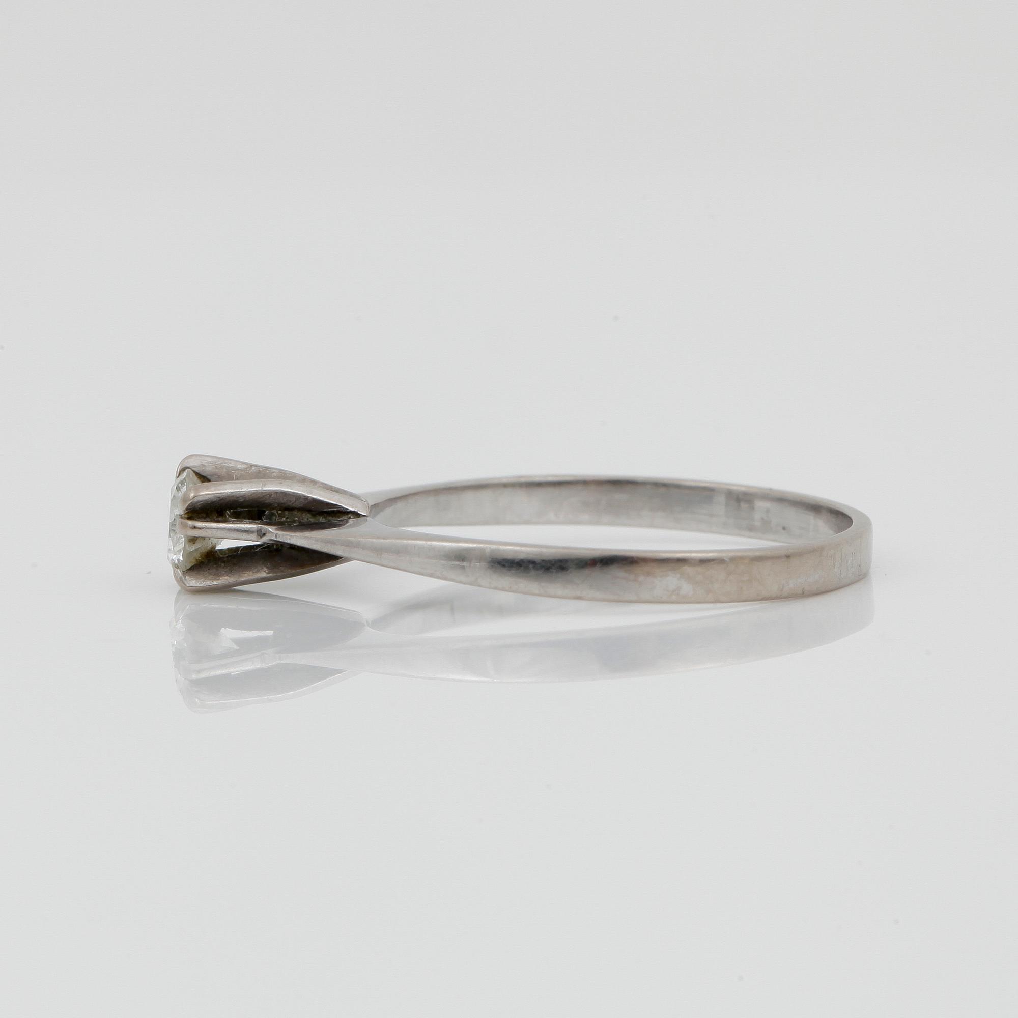 RING, 18k vitguld med briljantslipad diamant ca 0,20ct enl gravyr.