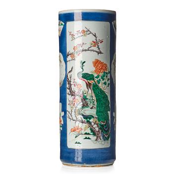 1031. A large umbrella stand/vase, late Qing dynasty, circa 1900.