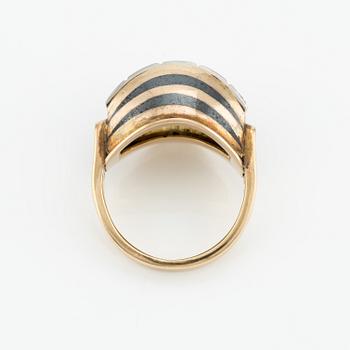 Sigurd Persson, a pair of earrings and a ring, 18K gold with enamel and round brilliant-cut diamonds, Stockholm 1955.