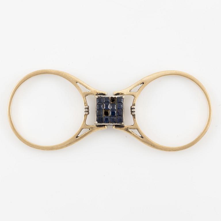 Ring in 14K gold set with princess-cut diamonds and blue stones.