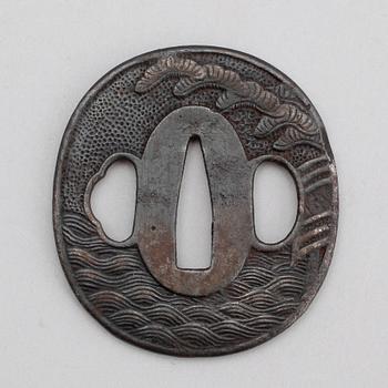 TSUBA, järn, signerad Mitsunaga, 1800-/1900-tal.