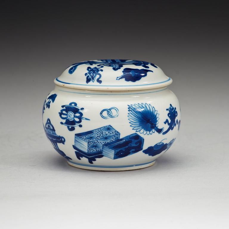 A blue and white box with cover, Qing dynasty, Kangxi (1662-1722).