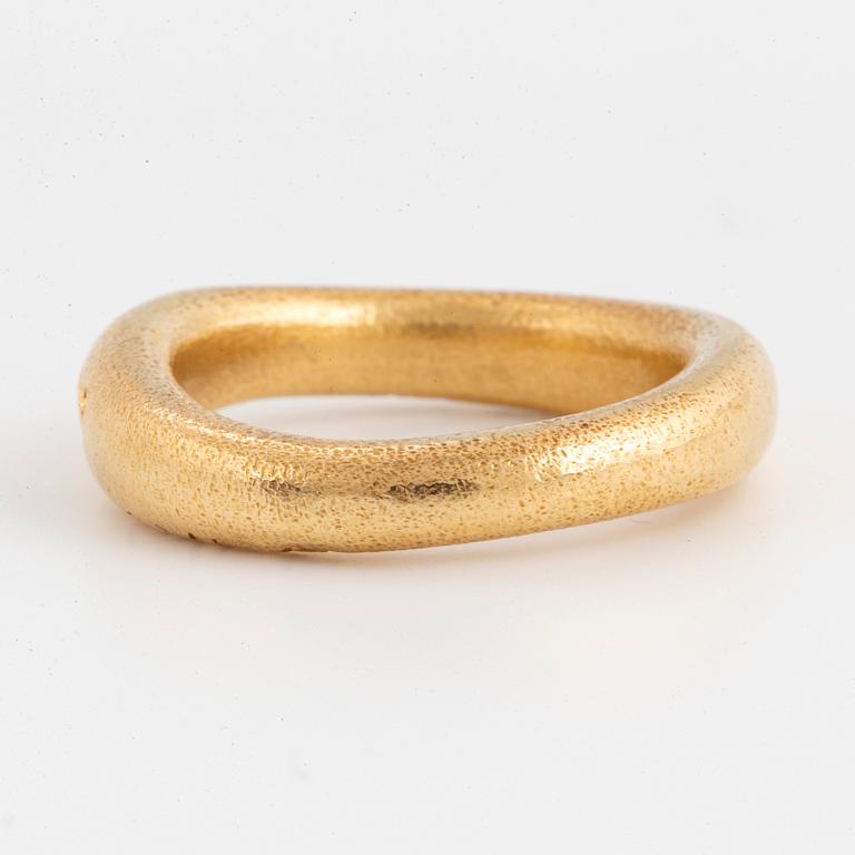 An 18K gold Ole Lynggaard ring set with a round brilliant-cut diamond.