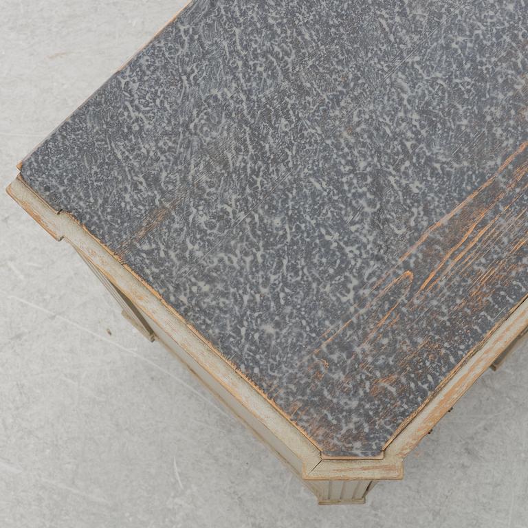 Chest of drawers, 19th century.