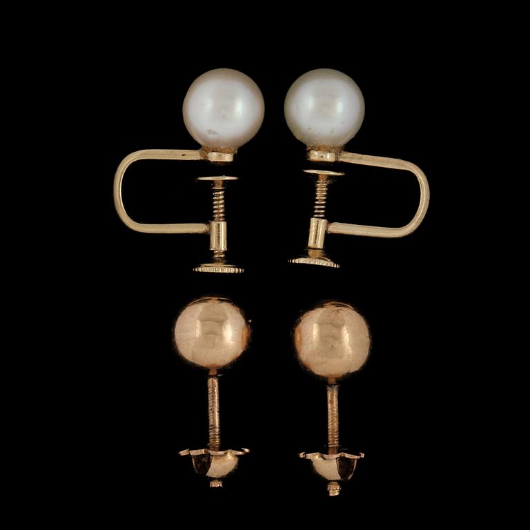 ÖRHÄNGEN, 2 par, 14k och 18k guld samt odlade pärlor, omkring 1900-talets mitt. Total vikt 5 g.