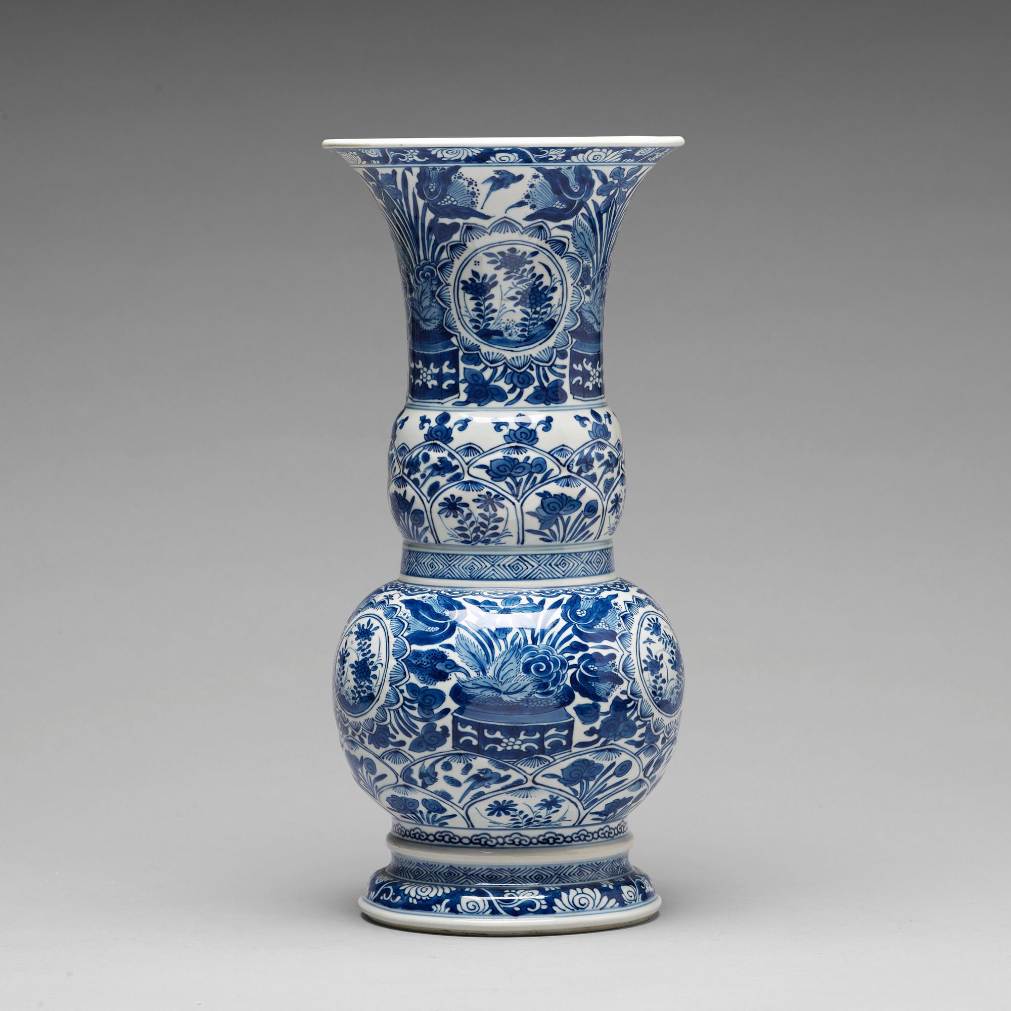 A blue and white baluster shaped vase, Qing dynasty, Kangxi (1662-1722).