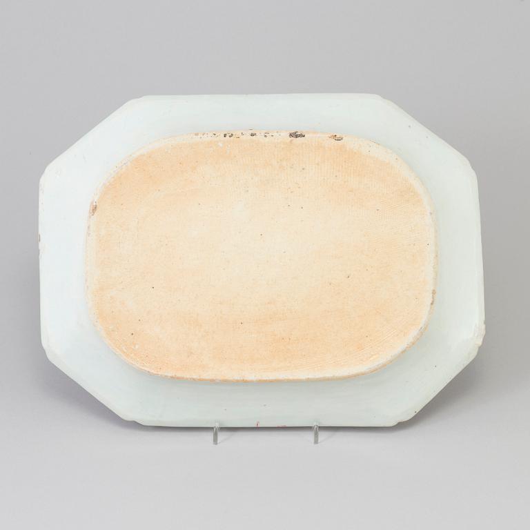 A Chinese blue and white porcelain charger, Qing dynasty, Qianlong (1736-95).