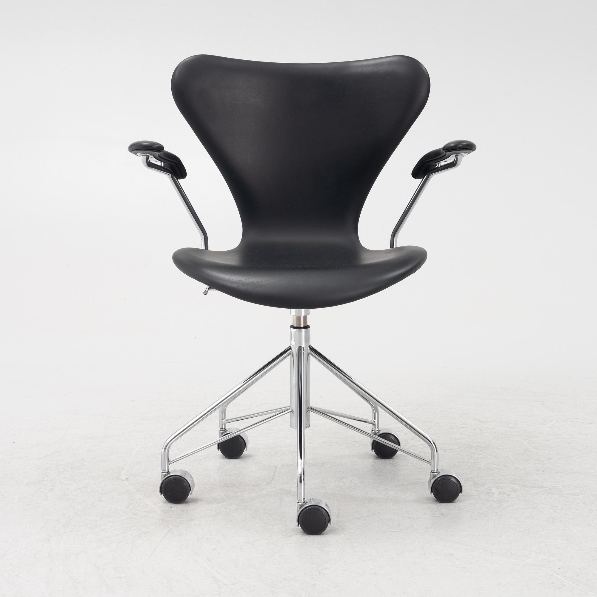 Arne Jacobsen, skrivbordsstol, "Sjuan", Fritz Hansen, Danmark, 2018.