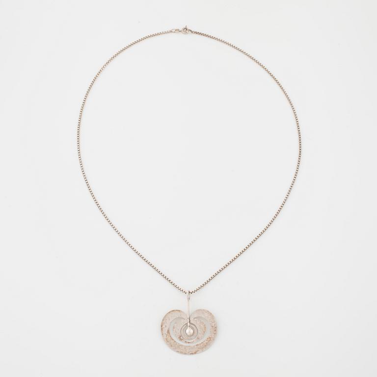 TAPIO WIRKKALA, Kultakeskus 1975, a "Omena" (Apple) pendant.