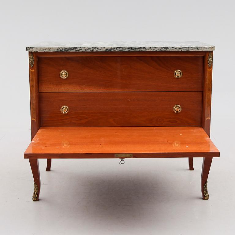 BYRÅ, gustaviansk stil, 1900-talets andra hälft.