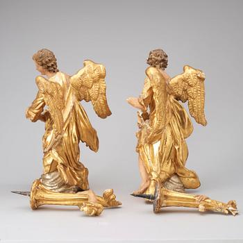 A pair of wooden candleholding angels, around year 1800.