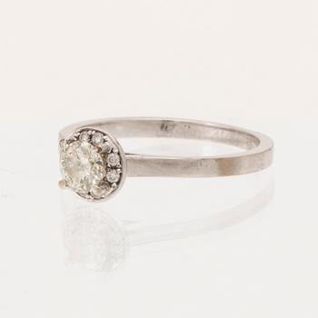 An 18K white gold ring set with round brilliant-cut diamonds.