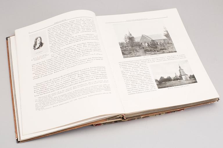 GODS OCH HERRESÄTEN I FINLAND, Ragna Ahlbäck, 1946 samt FINSKA KYRKOR, Heikki Klemetti, 1927.