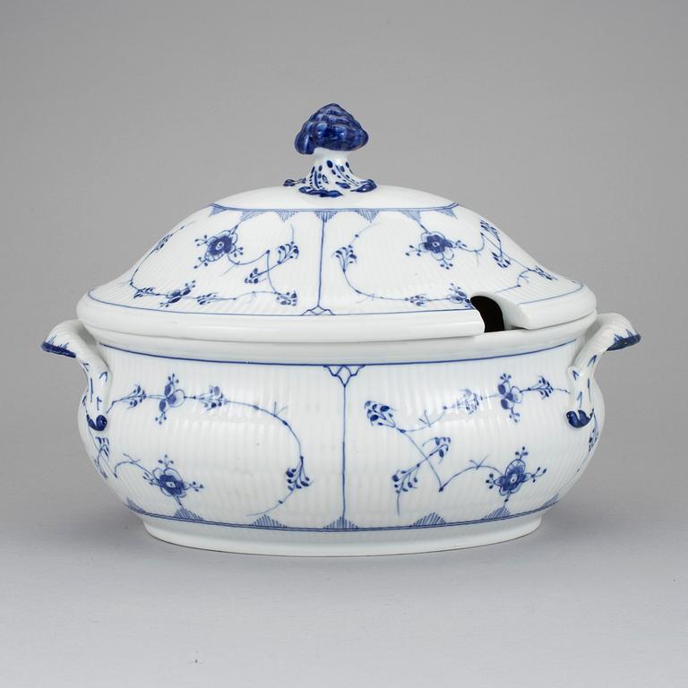 SOPPTERRIN I PORSLIN, "Musselmalet" Royal Copenhagen.