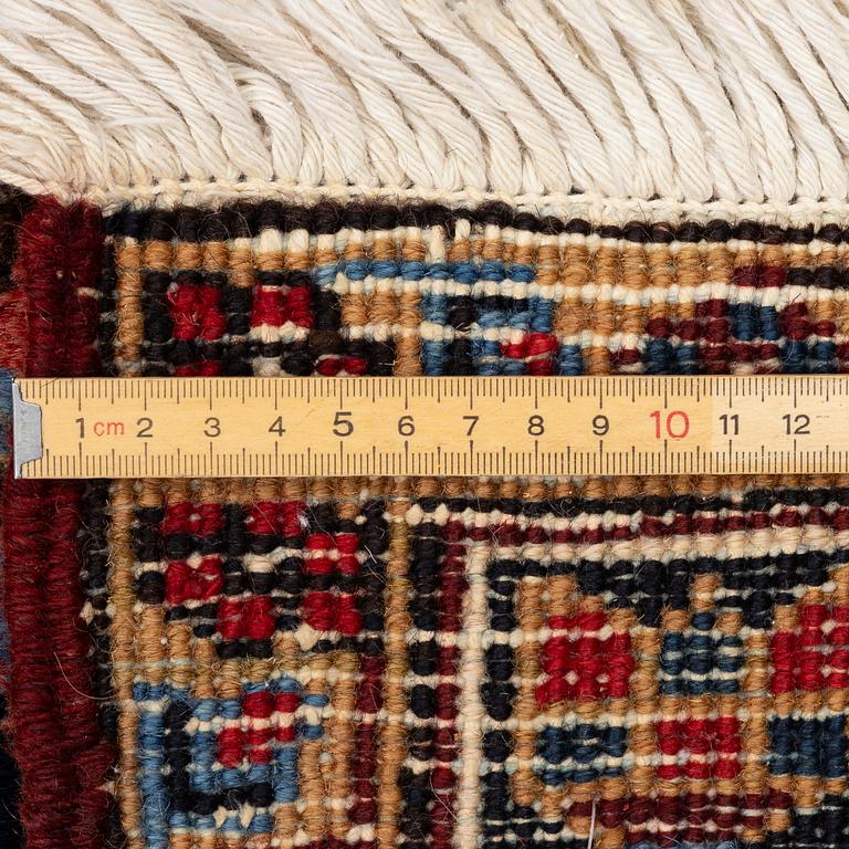 A Heris carpet, approx. 275 x 200 cm.