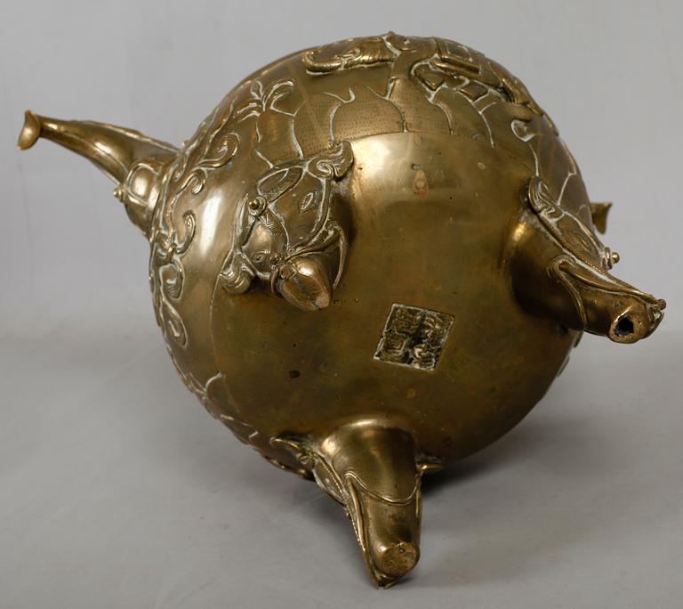 RÖKELSEURNA MED LOCK, brons, Kina, 1900-tal.