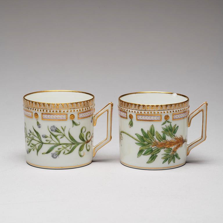 KAFFEKOPPAR med FAT, ett par, porslin. "Flora Danica", Royal Copenhagen, Danmark, 1900-tal.