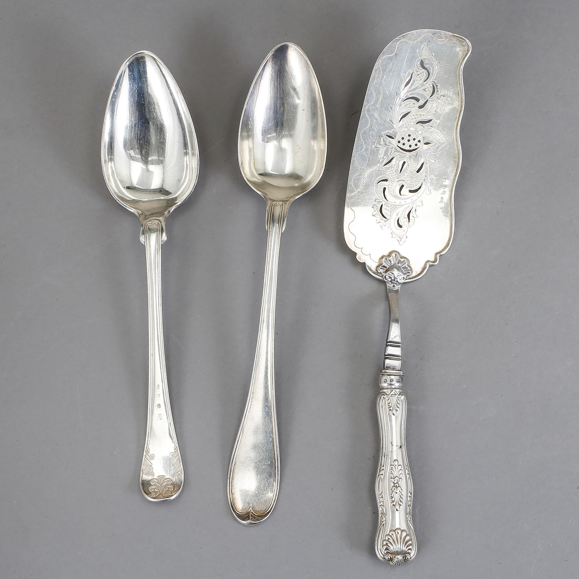 FISKSPADE samt UPPLÄGGNINGSSKEDAR, tot 3 delar, silver, bl.a. Nils Leonard Dahlström, Örebro, 1859. Total vikt 409 gram.