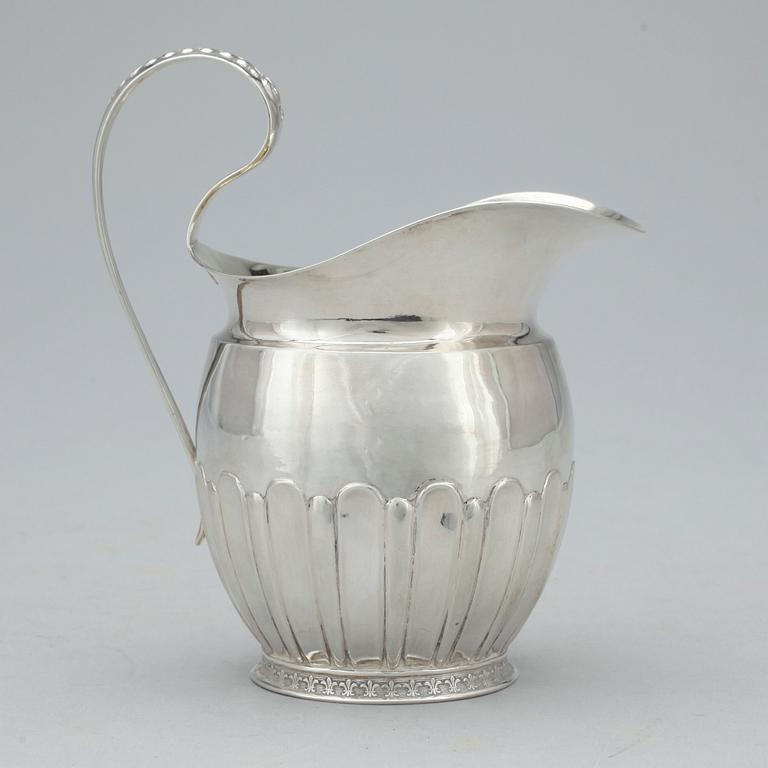 GRÄDDKANNA, silver, senempire, otydliga stämplar. Vikt ca 134g.