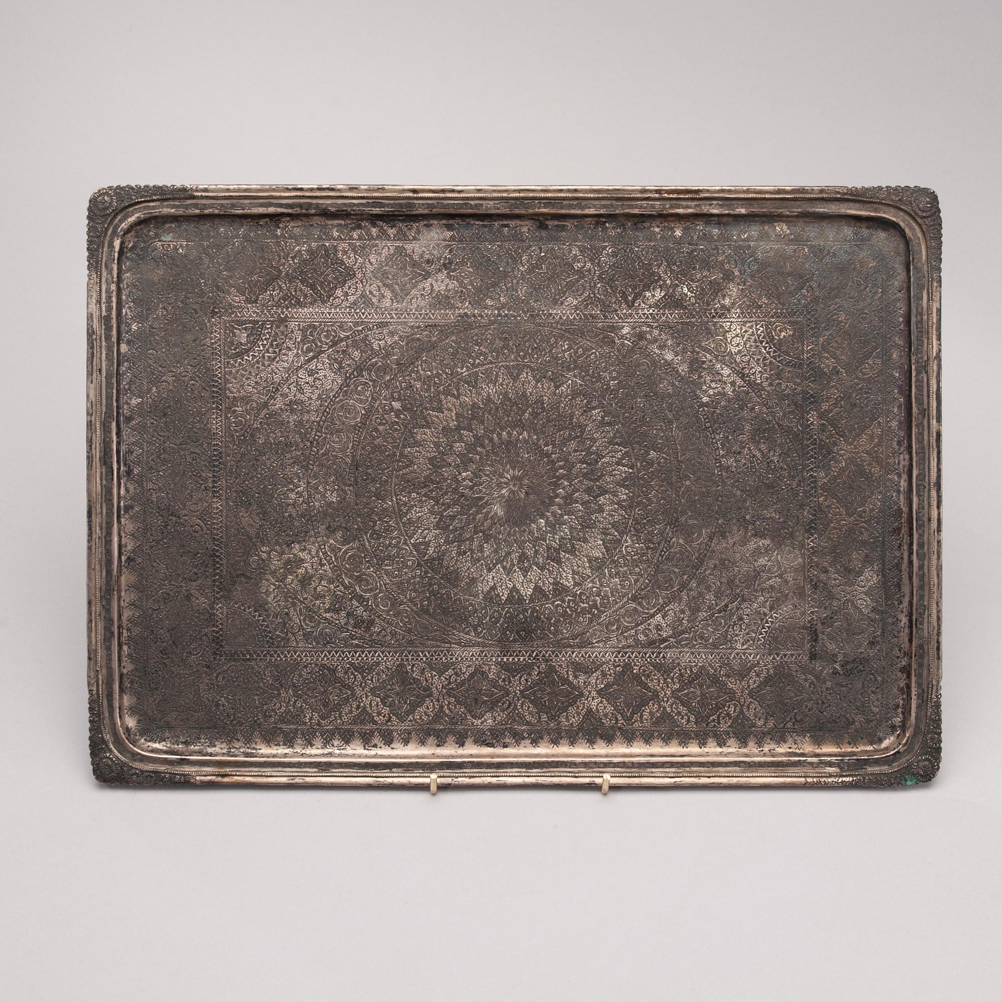 BRICKA, KANNOR, 3 st och SOCKERSKÅL, silver, Persien 1900-talets första hälft. Totalvikt ca 2800 g.