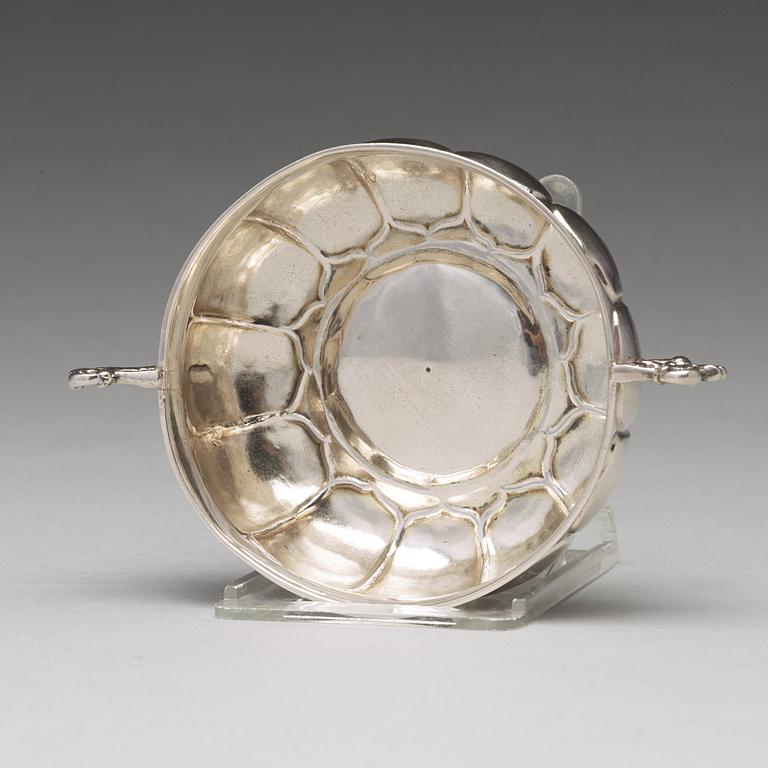 Anders Hafrin, brännvinsskål, silver, 1727 (verksam i Göteborg). Dubbelslagen mästarstämpel.