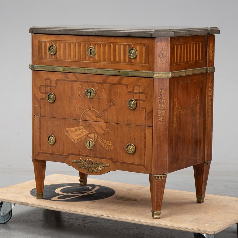 An early 20th century gustavian style chest of drawers.