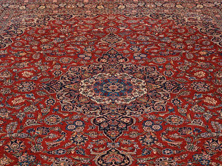 A carpet, semi-antique Kashan, ca 428,5 x 323,5 cm.