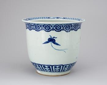 A blue and white urn. Late Qing.