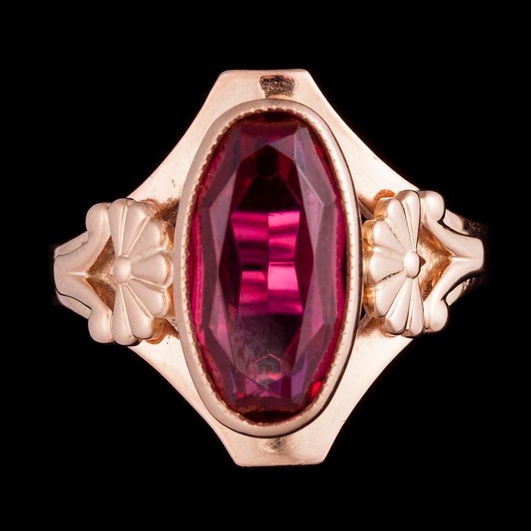 RING, 14K guld, syntetisk rubin. Vikt ca 6,6 g.