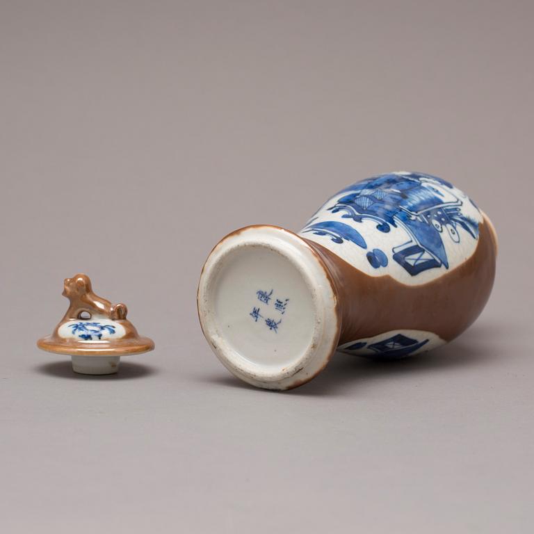 A chinese porcelain urn with cover, around 1900.