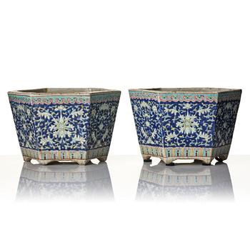 Ytterfoder, två stycken, porslin. Sen Qingdynasti/tidigt 1900-tal.