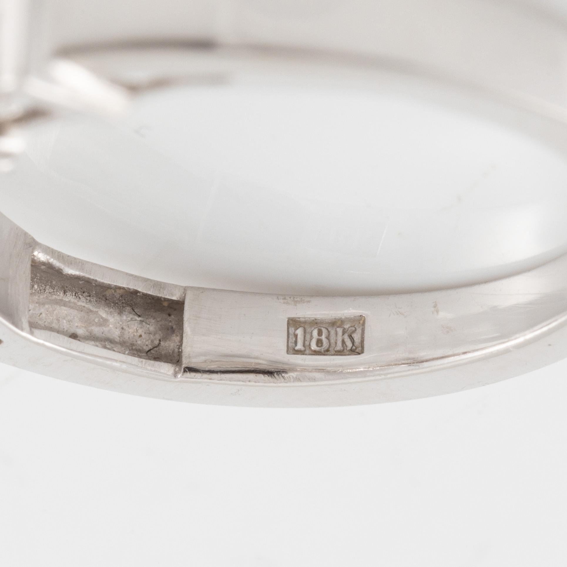 Ring 18K gold with diamonds in various cuts.