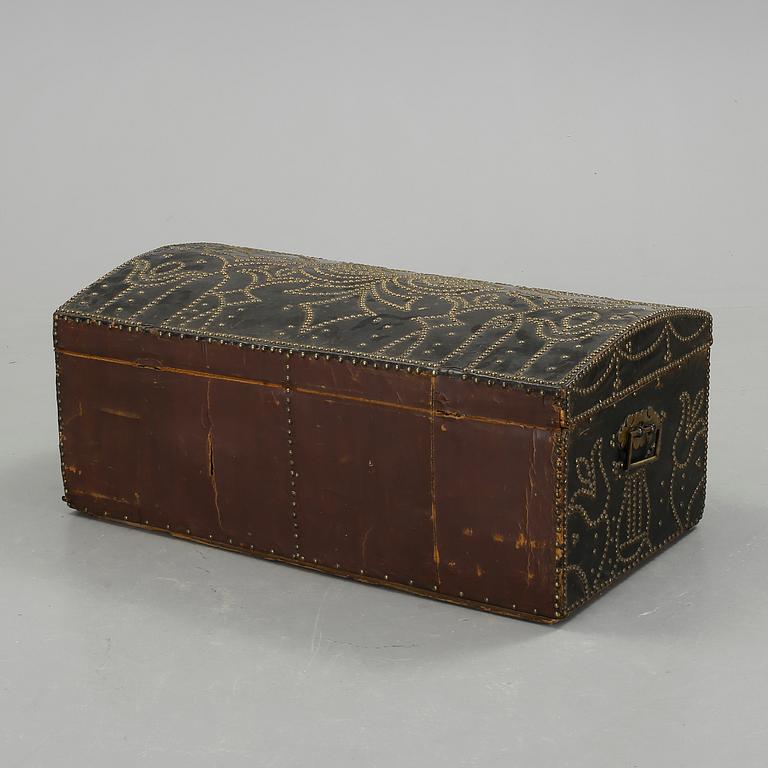 KISTA, trä, läder och mässing, bär datering 1812.