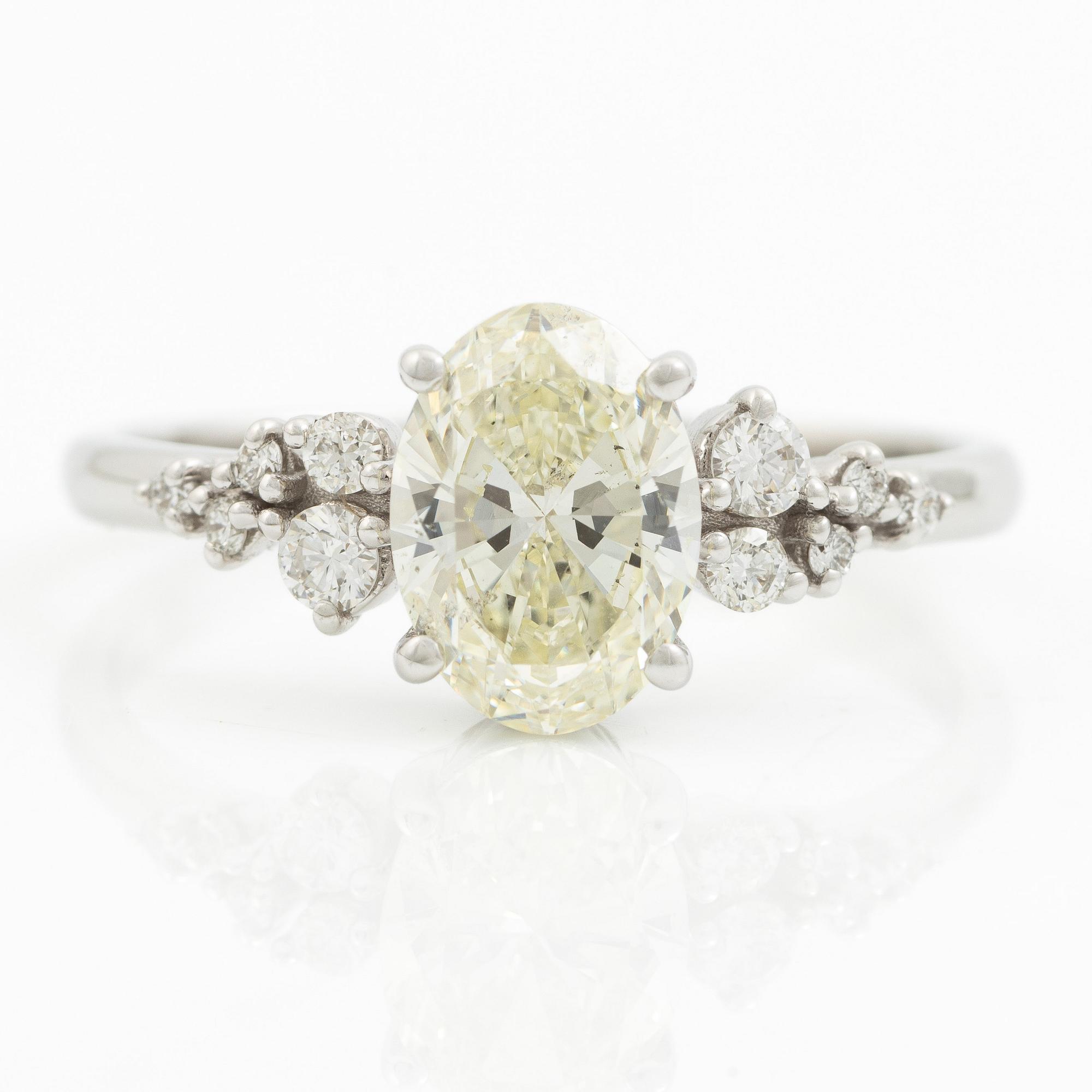 Ring 18K white gold with an oval brilliant-cut diamond 1.29 ct, accompanied by GIA report.