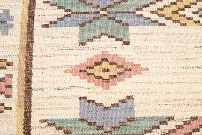 Märta Måås-Fjetterström, matta, "Vit botten", rölakan, ca 296,5 x 220,5-222,5 cm, signerad AB MMF.