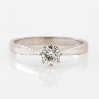 Solitaire ring in 18K white gold with a round brilliant-cut diamond.