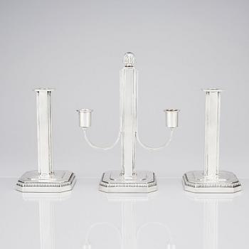 W.A. Bolin, garnityr, en kandelaber och ett par ljusstakar, Stockholm 1953, silver.