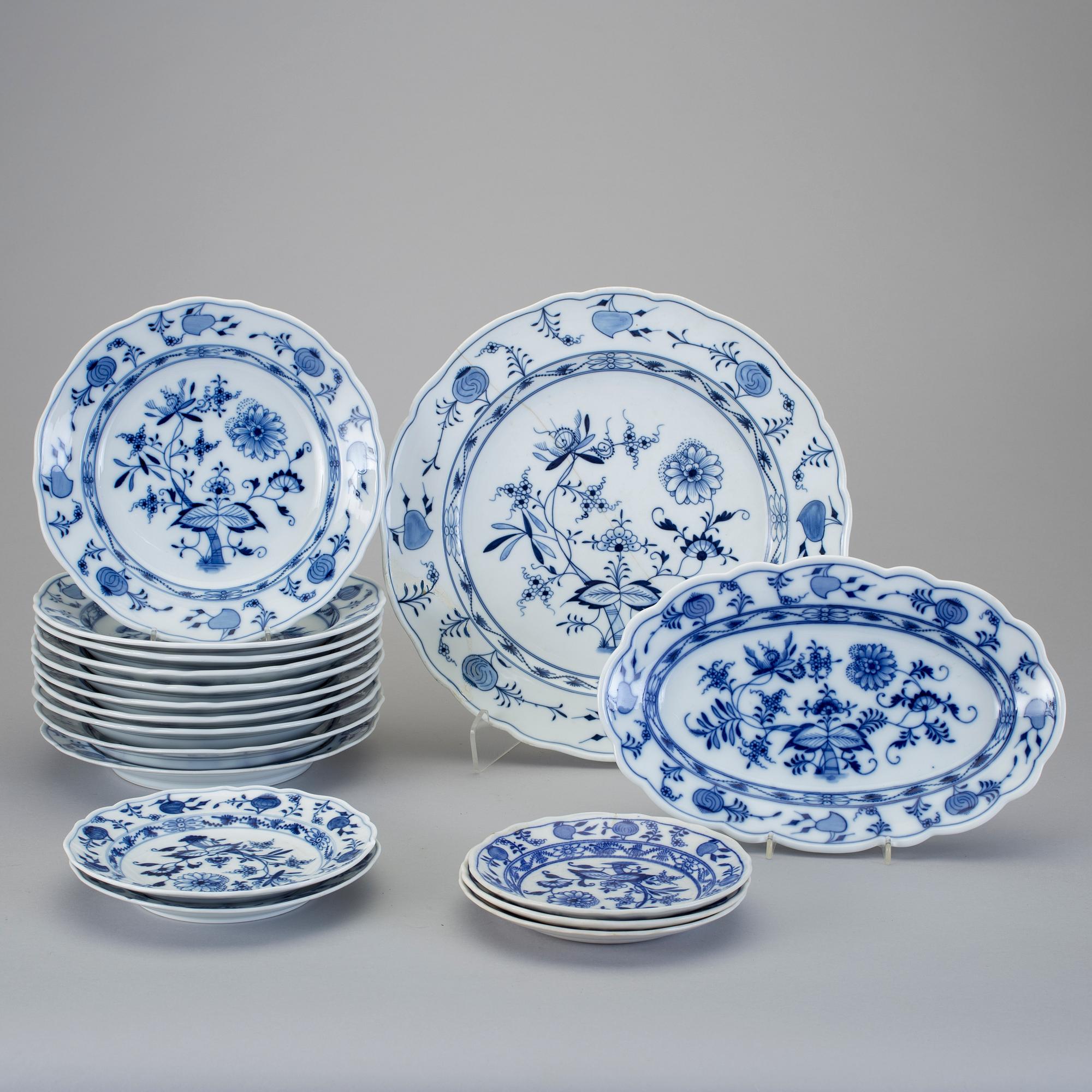 SERVISDELAR, 17 st, "Lökmönstret", främst, Český Porselan, märkta Meissen, Tjeckien.