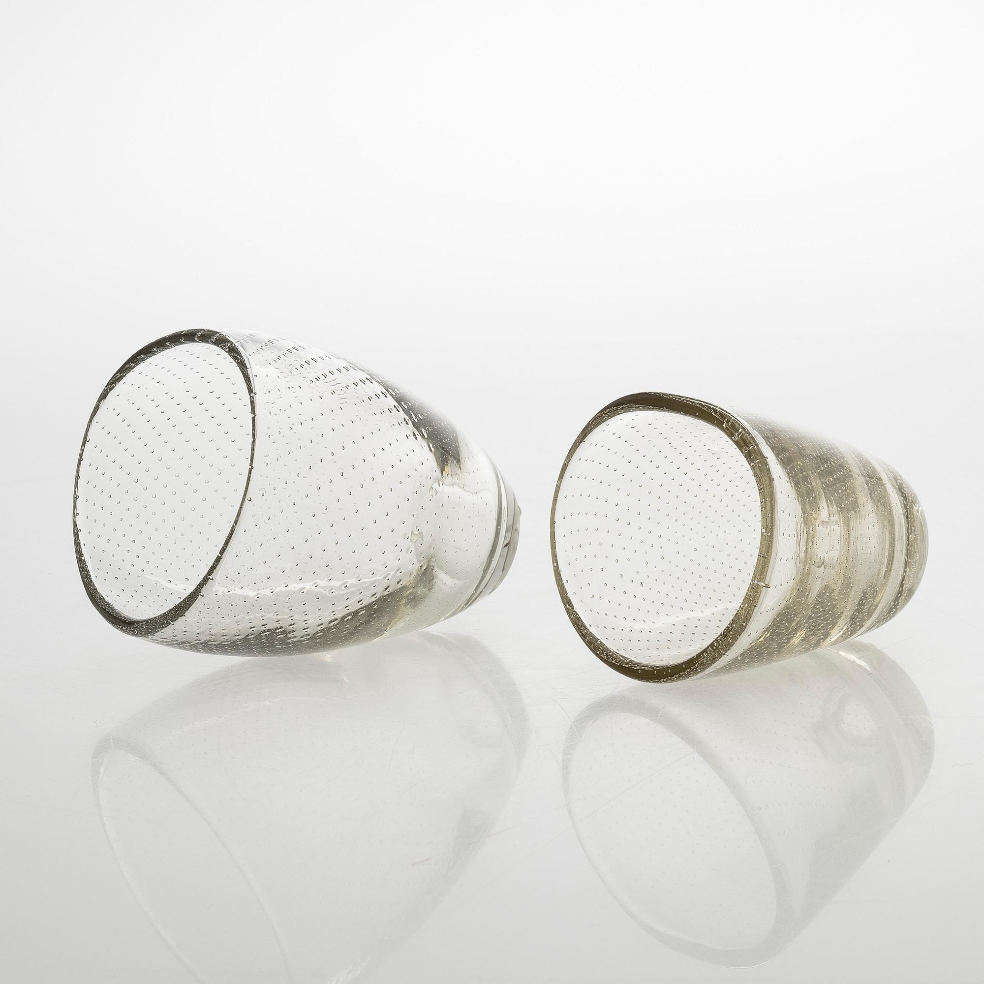 Gunnel Nyman, vaser, 2 st, modell "GN 3" och "GN 16". Signerade G. Nyman Notsjö 1947 och G. Nyman Nuutajärvi Notsjö.