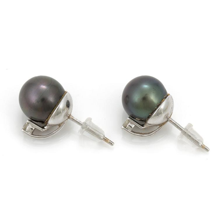 A pair of cultured tahiti pearl and diamond earrings. Total carat weght of diamonds circa 0,20 ct.