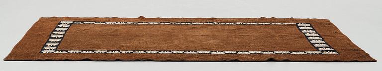 OTTOMANÖVERKAST/MATTA, vävt i sniljeflossa, ca 235,5 x 150,5 cm, baksidan med påsydd etikett: A.F. 1934.