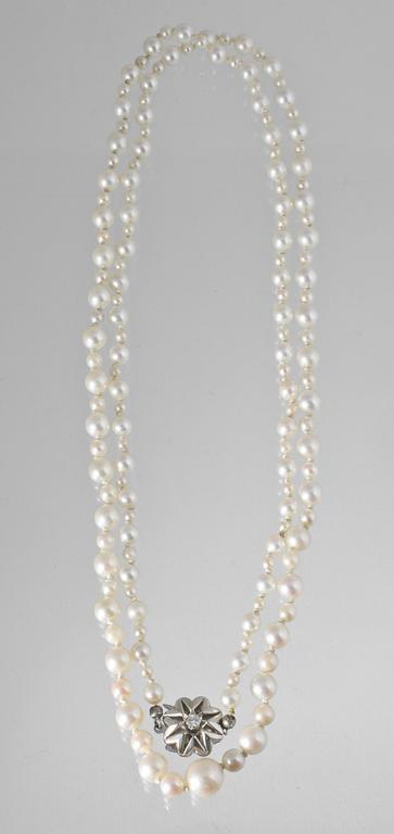 COLLIER, odlade pärlor med lås i 18K guld med briljantslipad diamant. Vikt 26,5 gram.