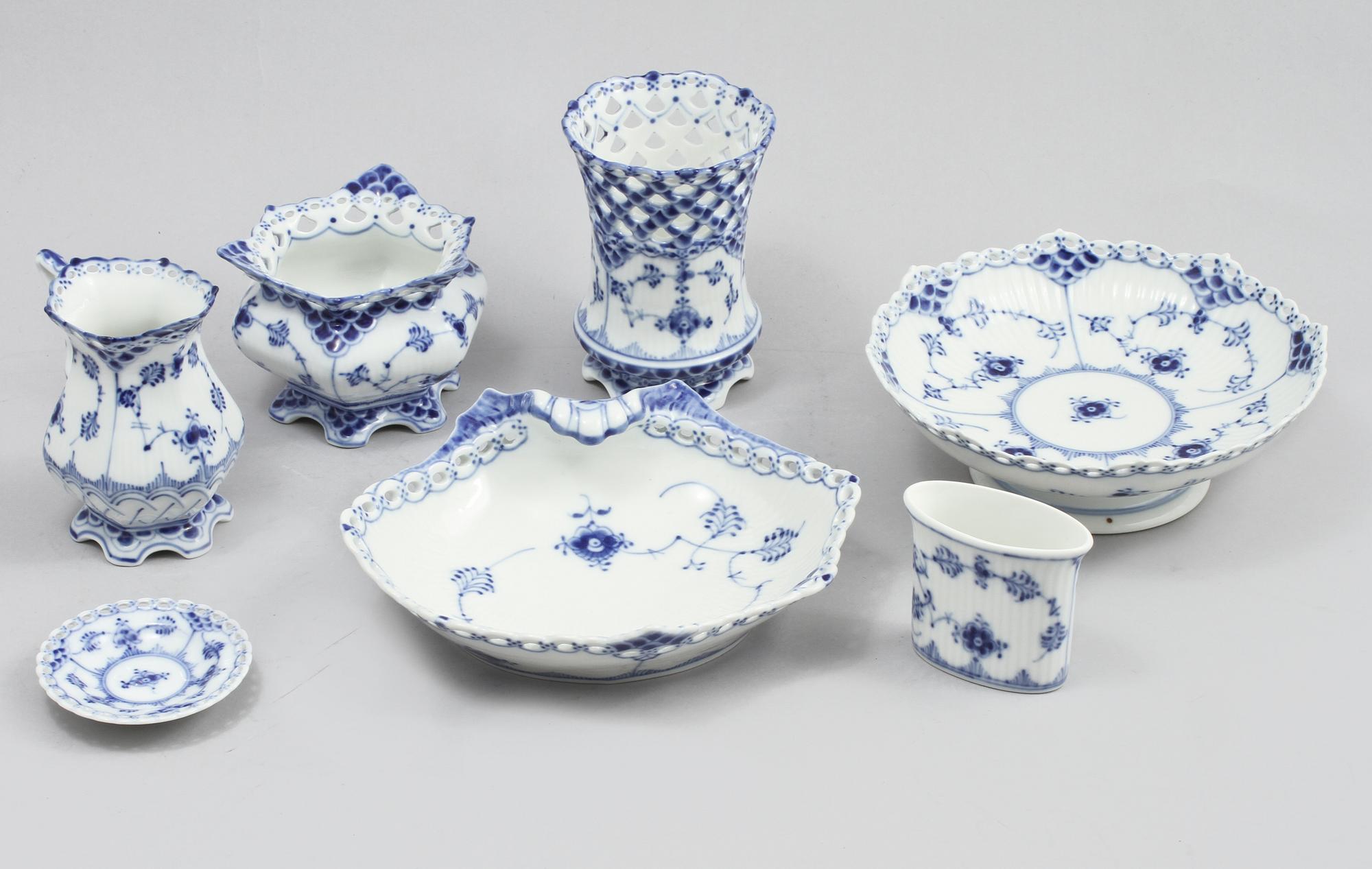 SERVISDELAR, 80 st, porslin, "Musselmalet", Royal Copenhagen, 1900-talets andra hälft.